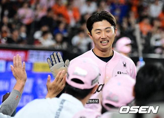 [OSEN=대전, 지형준 기자] 30일 대전 한화생명 볼파크에서 2026 신한 SOL KBO리그 한화 이글스와 SSG 랜더스의 경기가 열렸다.한화는 류현진, SSG은 김건우를 선발로 내세웠다. 7회말 1사 3루에서 한화 이원석이 문현빈의 희생플라이에 득점에 성공하며 기뻐하고 있다. 2026.05.30 / jpnews@osen.co.kr