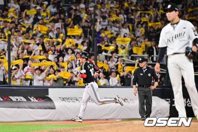[OSEN=수원, 박준형 기자] 2일 오후 수원KT위즈파크에서  '2026 신한 SOL Bank KBO리그'&nbsp;KT 위즈와 LG 트윈스의 경기가 진행됐다.이날 KT는 한차현(0승 0패)을, LG는 임찬규(4승 1패)를 선발투수로 내세웠다. 1위 LG(33승20패)는 KT(32승1무20패)를 상대로 선두 수성을, 2위 KT는 홈에서 승리해 선두 탈환을 노린다. 9회초 LG 선두타자 오지환이 솔로홈런을 날리고 베이스를 돌고 있다.    2026.06.02 / soul1014@osen.co.kr