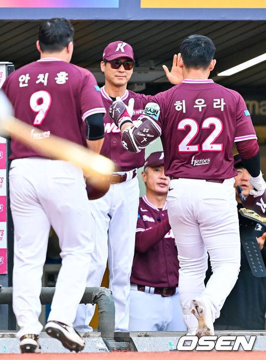 [OSEN=인천, 민경훈 기자] 2일 인천 SSG랜더스필드에서 ‘2026 신한 SOL Bank KBO리그’ SSG 랜더스와 키움 히어로즈의 경기가 열렸다.이날 SSG는 베니지아노, 키움은 알칸타라를 선발로 내세웠다.3회초 2사 주자 2루 키움 히우라가 우월 역전 투런 홈런을 때린 후 덕아웃에서 키움 설종진 감독과 하이파이브를 하고 있다. 2026.06.02 / rumi@osen.co.kr