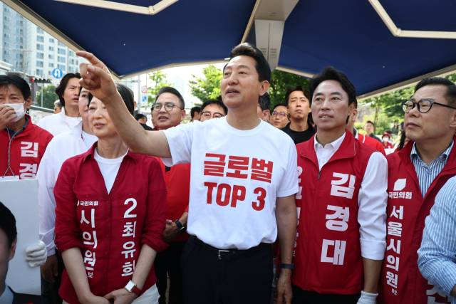 ▲국민의힘 오세훈 서울시장 후보가 2일 서울 효창공원역 인근에서 기자간담회을 마치고 이동하고 있다. ⓒ연합뉴스