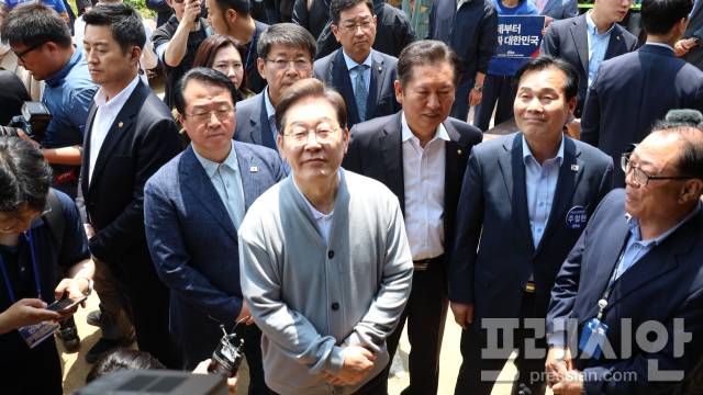 ▲이재명 대통령이(후보시절) 강진 사의재 방문, 강진 반값 여행에 대해 설명을 듣고 있다.2025.5.11ⓒ프레시안(위정성)