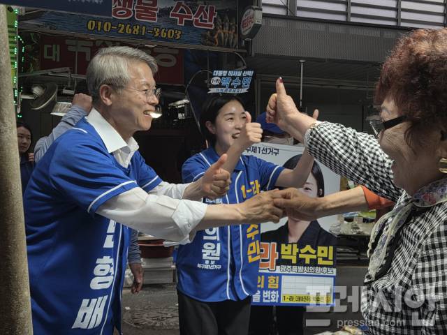▲2일 민형배 더불어민주당 광주특별시장 후보와 민주당 관계자들이 광주 북구 말바우시장을 찾아 유세를 하고 있다. 2026.6.2 ⓒ프레시안(강병석)