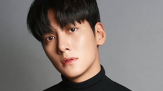 배우 지창욱이 1인 법인 세무조사 과정에서 세금을 추징당했다. 소속사 측은 “고의적 탈루는 없으며 세법 해석상 견해 차이가 있었다”고 해명했다. 스프링컴퍼니 제공
