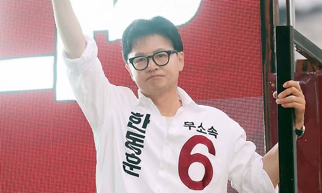 부산 북구갑 국회의원 보궐선거에 출마한 한동훈 무소속 후보가 2일 부산 북구 구포시장 앞에서 마지막 유세를 펼치고 있다. 뉴시스