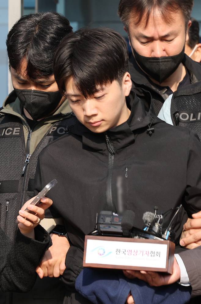 살인·살인미수 혐의를 받는 장윤기(23) 씨가 14일 광주 서부경찰서에서 검찰로 송치되고 있다. 경찰은 광주 광산구 월계동 한 보행로에서 귀가 중이던 여고생을 흉기로 여러 차례 찔러 살해하고, 남고생에게 흉기를 휘두른 혐의를 받는 장씨의 신상 정보를 국민의 알권리 등을 고려해 이날부터 한 달간 공개하기로 결정했다. 연합뉴스