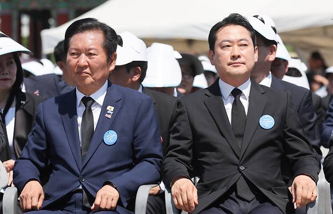더불어민주당의 정청래 대표와 국민의힘의 장동혁 대표가 5월 18일 오전 광주 5·18 민주광장에서 열린 제46주년 5·18 민주화운동 기념식에 참석해 딴 곳을 응시하며 앉아 있다. ⓒ연합뉴스