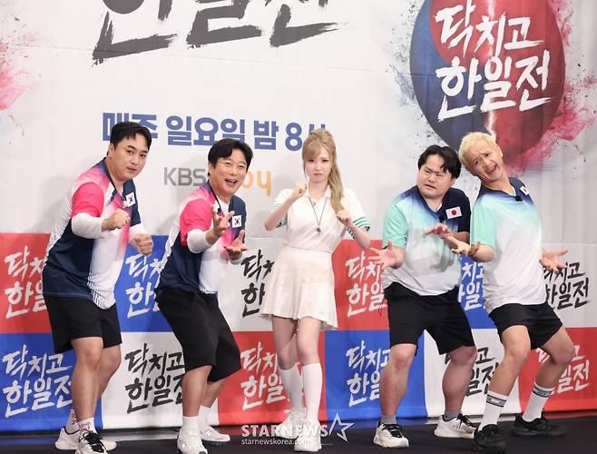황제성, 이수근, 히토미, 웨스피, 후쿠시마 요시나리가 2일 오후 서울 마포구 상암동 스탠포드호텔에서 진행된 KBS Joy 예능 '닥치고 한일전' 제작발표회에 참석해 포즈를 취하고 있다.  한국인과 일본인 사이에서 벌어지는 다양한 문제들을 게임으로 풀어내는 콘셉트의 버라이어티 예능 '닥치고 한일전'은 오는 7일 첫 방송된다. /2026.06.02 /사진=이동훈 photoguy@