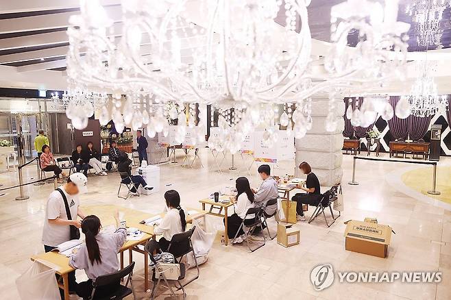 화려한 투표소 제21대 대통령선거 투표일인 지난해 6월 3일 구로구의 한 결혼식장에 마련된 구로5동 제1투표소에서 유권자들이 투표하고 있다. 2025.6.3 [연합뉴스 자료사진] ※ 기사와 직접 관련 없음.
