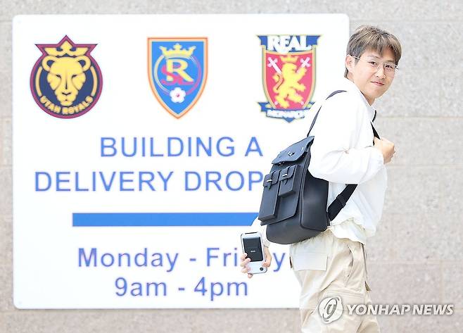 대표팀 합류한 이강인 (헤리먼[미국 유타주]=연합뉴스) 신준희 기자 = 축구 국가대표팀 이강인이 1일(현지시간) 오후 공식 훈련이 예정된 미국 유타주 헤리먼에 위치한 자이언스뱅크 트레이닝센터에 도착하고 있다. 2026.6.2 hama@yna.co.kr