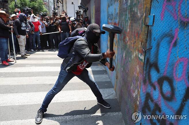 쇠메로 바리케이트를 가격하는 교사 노조원 [로이터=연합뉴스]