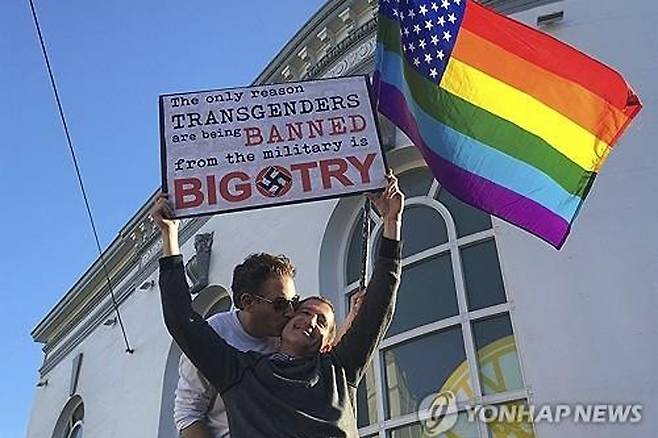 트랜스젠더 군인 복무 금지 반대 시위 [AP 연합뉴스 자료사진. 재판매 및 DB 금지]