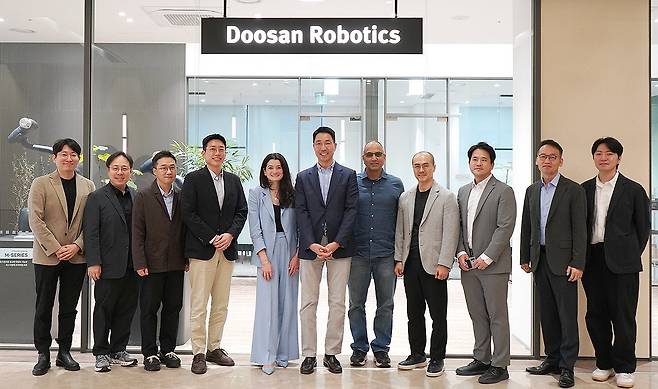 엔비디아 매디슨 황 수석 이사, 두산로보틱스 방문 (서울=연합뉴스) 두산로보틱스 김민표 대표(왼쪽 여섯 번째)와 엔비디아 매디슨 황 수석 이사(왼쪽 다섯 번째)가 29일 경기 성남시 분당구 두산로보틱스 이노베이션센터에서 관계자들과 기념사진을 촬영하고 있다. 2026.4.29 [두산로보틱스 제공. 재판매 및 DB 금지] photo@yna.co.kr