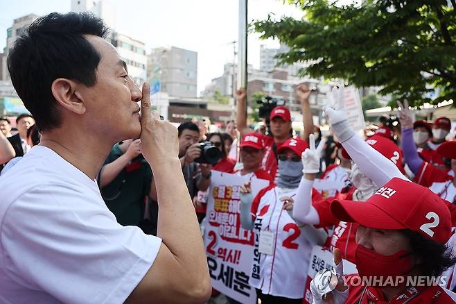 선거운동원들과 대화 나누는 오세훈 후보 (서울=연합뉴스) 윤동진 기자 = 국민의힘 오세훈 서울시장 후보가 2일 서울 효창공원역 인근에서 선거운동원들과 대화를 나누고 있다. 2026.6.2 mon@yna.co.kr