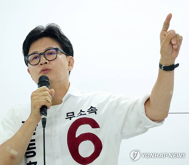 기자회견 갖는 한동훈 (부산=연합뉴스) 손형주 기자 = 6·3 부산 북갑 국회의원 보궐선거에 출마한 무소속 한동훈 후보가 1일 오후 부산 북구 선거사무소에서 기자회견을 하고 있다. 2026.6.1 handbrother@yna.co.kr