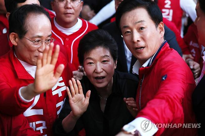 대구 수성못서 시민과 인사하는 박근혜 (대구=연합뉴스) 김현태 기자 = 국민의힘 추경호 대구시장 후보의 유세를 지원하고자 31일 오후 대구 수성못을 찾은 박근혜 전 대통령이 시민들과 인사를 하고 있다. 2026.5.31 mtkht@yna.co.kr