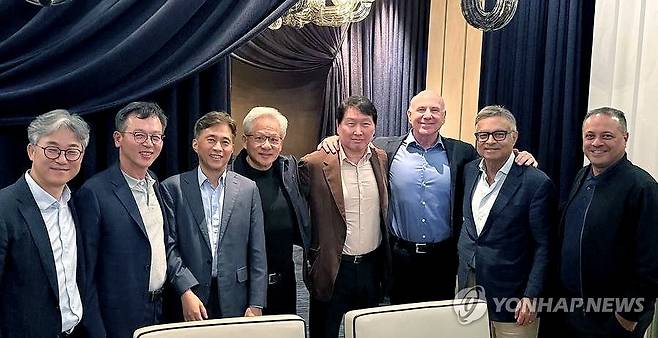 최태원-젠슨 황, 대만 엔비디아 GTC 회동 (서울=연합뉴스) 1일 대만에서 열린 엔비디아 연례 기술 전시회 'GTC 타이베이'에서 최태원 SK그룹 회장(오른쪽 네 번째), 곽노정 SK하이닉스 대표이사 사장(왼쪽 세 번째) 등 SK그룹 경영진이 젠슨 황 CEO(왼쪽 네 번째) 등 엔비디아 경영진과 비공개 회동 뒤 기념 촬영을 하고 있다. 2026.6.2 [SK하이닉스 제공. 재판매 및 DB 금지] photo@yna.co.kr