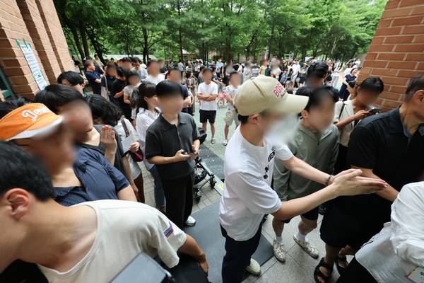 6·3 지방선거 본투표일인 3일 서울 송파구 잠실2동 6투표소에서 투표용지 부족으로 유권자들이 대기하고 있다. 2026.6.3 /연합뉴스