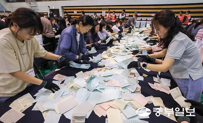 제9회 전국동시지방선거가 치뤄진 3일 오후 수원시 영통구 아주대학교체육관에 매련된 개표소에서 개표사무원들이 표 분류작업을 하고 있다. 임채운기자