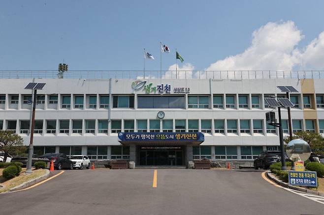 공한지를 활용해 대형차량 주차장 조성 사업을 추진하고 있는 충북 진천군 청사 전경.(사진=진천군 제공)