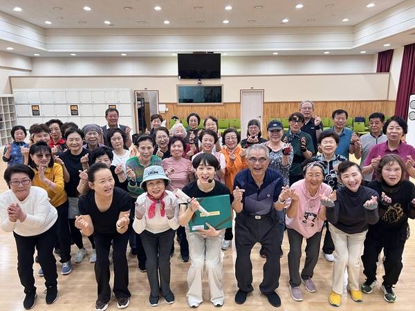 ▲ 백화노인복지관이 스승의 날을 맞이해 지난달 15일 감사행사를 진행한 모습. 백화노인복지관 제공
