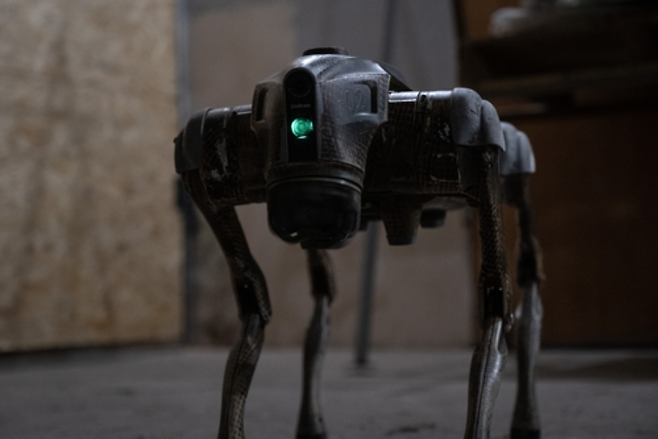 2025년 1월25일 우크라이나 하르키우 모처에서 정찰 임무에 사용되는 개 모양의 지상 드론(ground drone). 연합뉴스