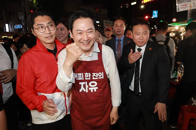 국민의힘 장동혁 상임선거대책위원장이 6·3 지방선거를 하루 앞둔 2일 서울 종로구 종로3가 포차거리에서 지지를 호소하며 투표 참여를 독려하고 있다. 연합뉴스