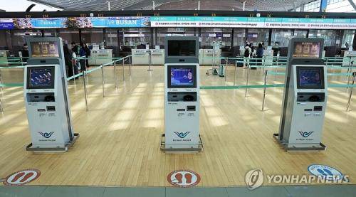 ◇중동 전쟁이 길어지면서 5월에 발권하는 국제선 항공권에 부과되는 유류할증료가 역대 최고 단계로 뛰어올랐다. 이에 국내 항공사들은 6월에 구매하는 항공권에 더하는 유류할증료를 대폭 올릴 예정이다. 사진은 인천공항 저가항공사 카운터. 2026.4.16
