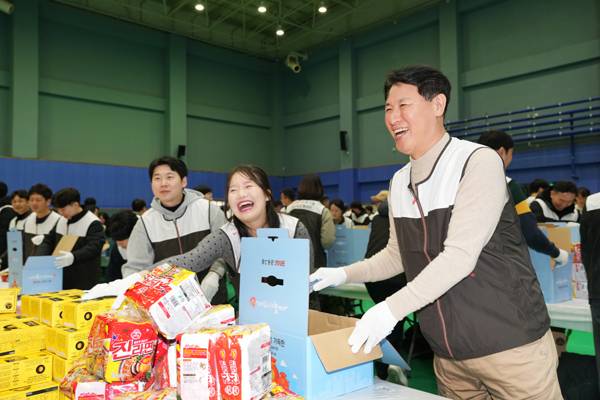 BNK경남은행이 지역 사회공헌활동을 다방면으로 펼치며 체계를 갖춰가고 있다. 사진은 'BNK 사회공헌의 날' 행사 현장에서 '복 꾸러미'를 제작하고 있는 임직원들. / BNK경남은행