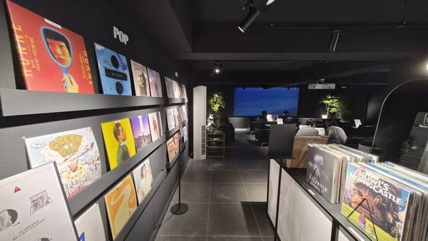 3일 창원 가로수길의 LP 청음 카페 '턴어라운드'에서 손님들이 LP 음악을 감상하고 있다. /이원재 기자