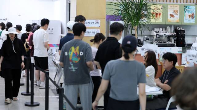 6·3지방선거일인 3일 서울 서초구 반포3동 주민센터에 마련된 반포3동 제1투표소에서 시민들이 투표를 하기 위해 줄지어 서 있다. 연합뉴스