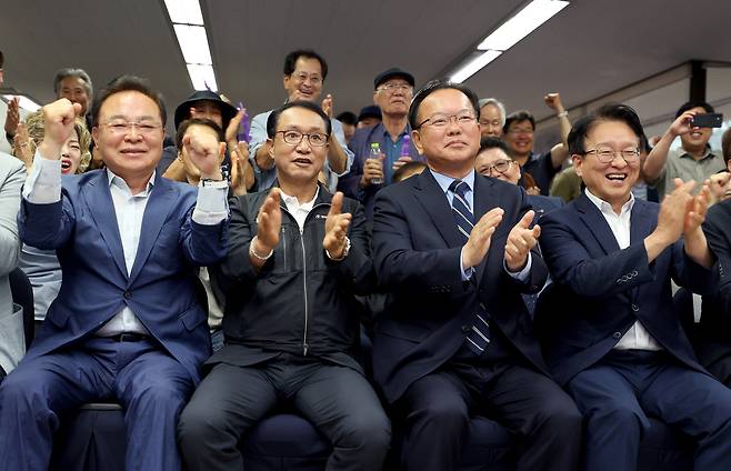 3일 오후 김부겸 더불어민주당 대구시장 후보와 관계자들이 달서구 선거사무소에서 출구조사 결과가 나오자 박수를 치고 있다. /이용선기자 photokid@kbmaeil.com