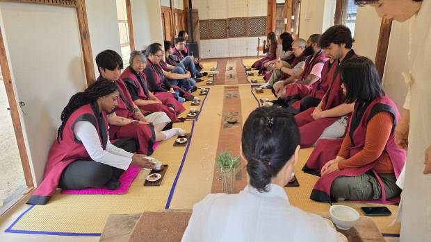 미국 University of Denver 교수 2명과 학생 14명 등 총 16명이 지난 1일부터 3일까지 2박3일 일정으로 경주 서악마을 도봉서당에 머물며 생생국가유산 사업인 '화랑이 깃든 서악마을-화랑의 나라' 프로그램에 참여한 가운데 다도 체험으로 한국 전통예절과 인성교육의 가치를 배워가고 있다. 신라문화원 제공