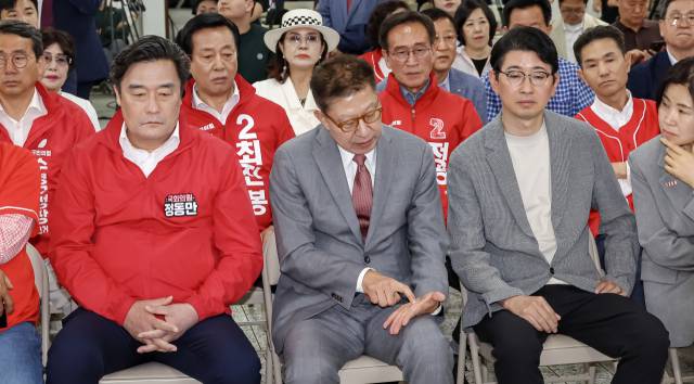 3일 오후 박형준 국민의힘 부산시장 후보가 부산 수영구 국민의힘 부산시당에서 출구조사 결과를 확인하고 있다. 김종진 기자 kjj1761@