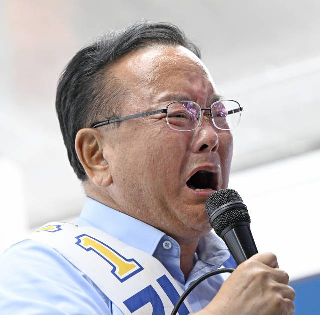김부겸 더불어민주당 대구시장 후보가 마지막 선거 유세장에서 지난해 돌아가신 아버지 고(故) 김영용씨를 기억하며 눈물을 흘리고 있다.