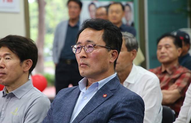 출구조사 결과를 지켜보는 문성유 후보 ⓒ제주의소리