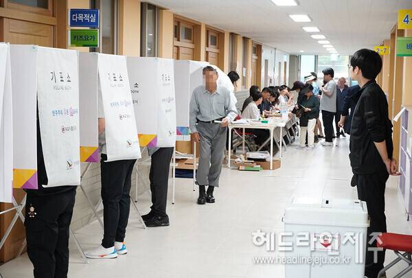 6.3지방선거일인 3일 제주시 아라동에 마련된 투표소에서 유권자들이 투표에 참여하고 있다. ⓒ헤드라인제주