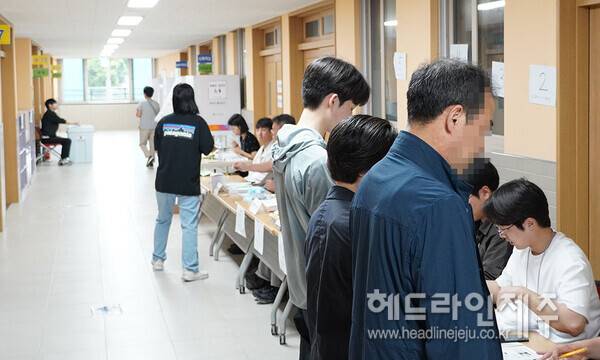 6.3지방선거일인 3일 제주시 아라초등학교에 마련된 투표소에서 유권자들이 투표에 참여하고 있다. ⓒ헤드라인제주