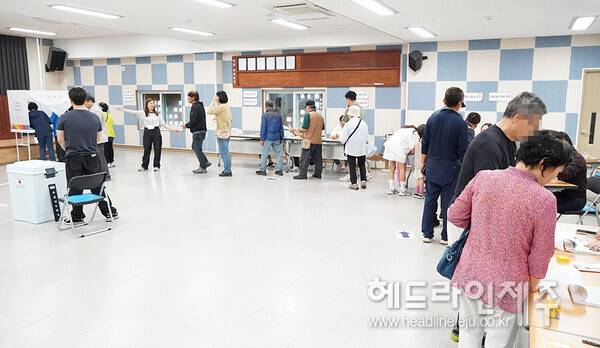 6.3지방선거일인 3일 제주시 아라동에 마련된 투표소에서 유권자들이 투표에 참여하고 있다. ⓒ헤드라인제주