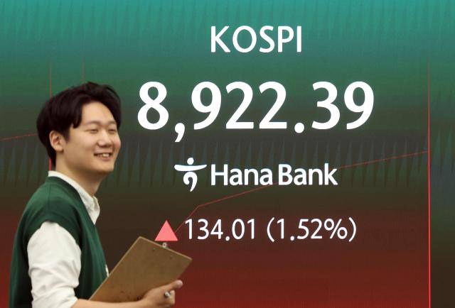 지난 2일 서울 중구 하나은행 딜링룸 현황판에 코스피가 표시되고 있다. [사진=연합뉴스]