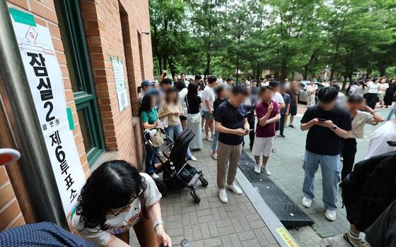 6·3 지방선거 본투표일인 3일 서울 송파구 잠실2동 6투표소에서 투표용지 부족으로 유권자들이 대기하는 등 혼란이 빚어지고 있다. 〈사진=연합뉴스〉