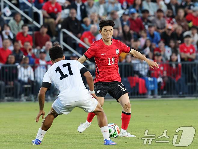대한민국 축구대표팀 황인범이 30일(현지시간) 미국 유타주 솔트레이크시티 브리검 영 대학교 BYU 사우스필드 경기장에서 2026 국제축구연맹(FIFA) 북중미 월드컵 앞두고 열린 대한민국과 트리니다드 토바고의 평가전에서 드리블을 하고 있다. 2026.5.31 ⓒ 뉴스1 임세영 기자