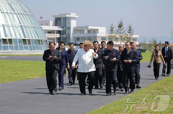 (평양 노동신문=뉴스1) = 김정은 북한 노동당 총비서가 지난달 31일 신의주온실종합농장을 현지지도하는 모습. [국내에서만 사용가능. 재배포 금지. DB 금지. For Use Only in the Republic of Korea. Redistribution Prohibited] rodongphoto@news1.kr