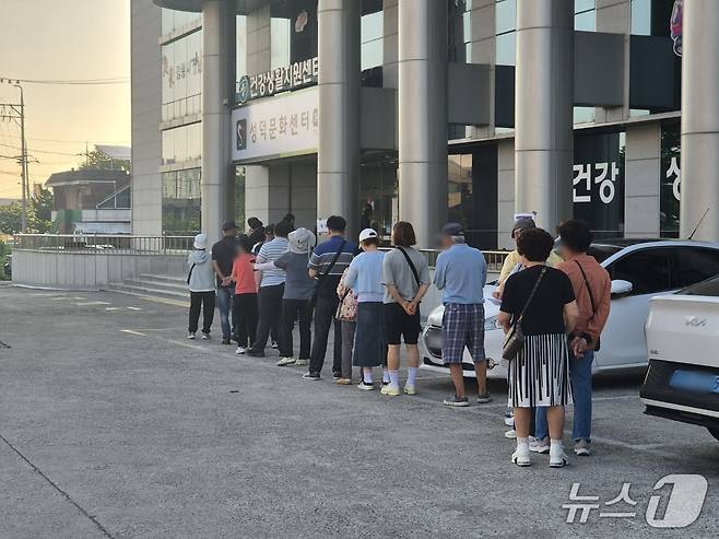 제9회 전국동시지방선거 본투표일인 3일 오전 6시 30분쯤 강원 강릉시 성덕문화센터에 마련된 성덕동 제3투표소. 이른 아침부터 투표소 밖 주차장까지 긴줄이 이어져 있다.2026.6.3/뉴스1 윤왕근 기자