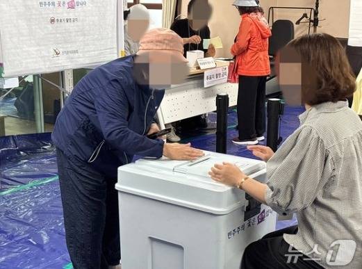 부산 부산진구의 한 아파트 경로당에 마련된 투표소에서 80대 어르신이 투표를 하는 모습 2026.6.3 ⓒ 뉴스1 홍윤 기자