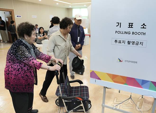 전주지역 고령자 김계순(20년생, 106세) 씨가 3일 전북 전주시 삼천3동 주민센터에 마련된 삼천3동 제1투표소를 찾아 투표를 하고 있다. 2026.6.3 ⓒ 뉴스1 유경석 기자