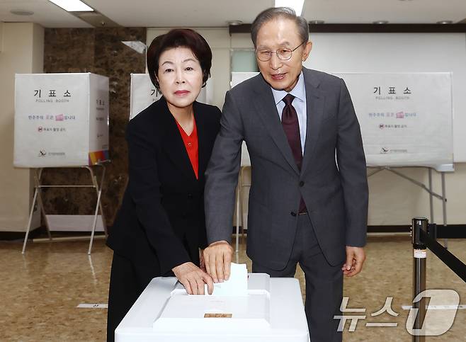 이명박 전 대통령과 부인 김윤옥 여사가 3일 오전 서울 강남구 국민연금공단 서울남부지역본부에 마련된 제9회 전국동시지방선거 투표소에서 투표를 하고 있다. 2026.6.3 ⓒ 뉴스1 김민지 기자