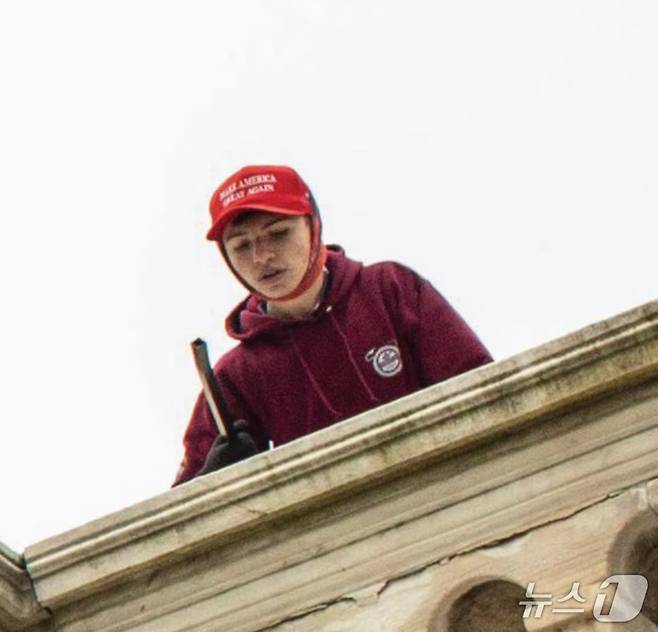 2021년 1월 6일 미국 의사당 난입사태 당시 금속봉을 들고 부서진 창문을 통해 의사당에 무단으로 들어간 혐의(경범죄)로 기소된 일라이어스 이리재리. (미 워싱턴DC 검찰)