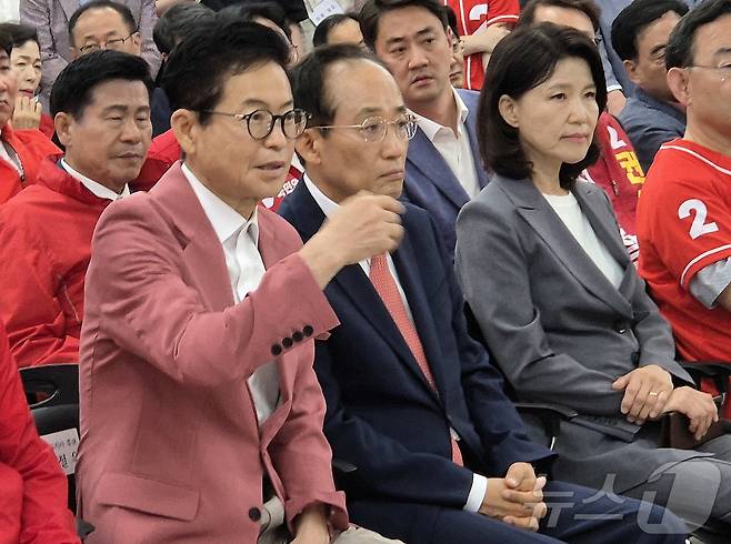 3일 저녁 6시 이철우 국민의 힘 경북지사 후보는 추경호 대구시장 후보,이진숙 달성군 보권선거 후보와 출구조사 결과를 지켜 보고 있다. 2026.6.3 ⓒ 뉴스1 김대벽기자