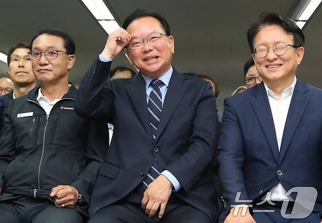 김부겸 더불어민주당 대구시장 후보가 3일 오후 대구 달서구 선거캠프에서 6·3 지방선거 출구조사 결과 발표를 지켜보고 있다. 2026.6.3 ⓒ 뉴스1 공정식 기자