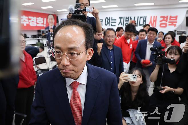 추경호 국민의힘 대구시장 후보가 3일 대구 수성구 국민의힘 대구광역시당에서 방송3사 출구조사를 본 후 건물을 나서고 있다. 2026.6.3 ⓒ 뉴스1 신웅수 기자